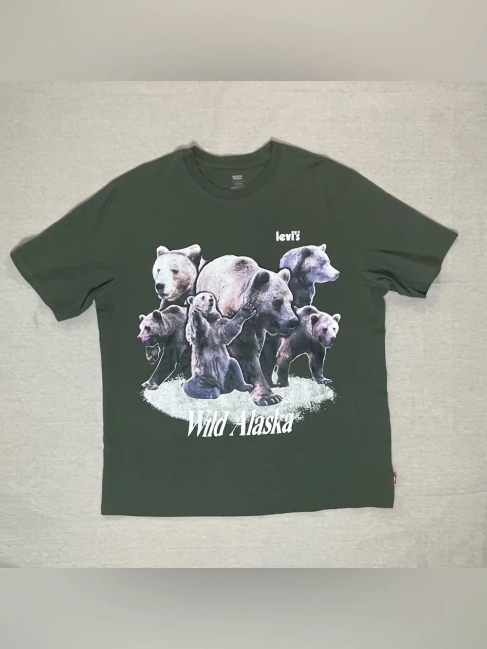 Levi's | NWOT Green Wild Alaska Bear Graphic Relaxed Tee | L